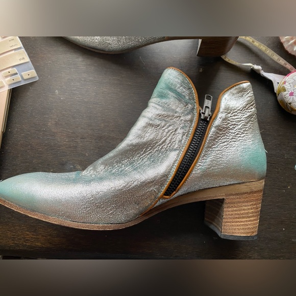 The coolest boots ! A silvery light blue textured goat leather with tan piping. - Picture 2 of 7